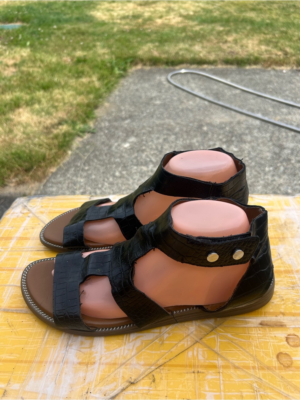 Franco Sarto Women’s Black Gladiator Embossed Leather Flat Sandals Sz 9.5M